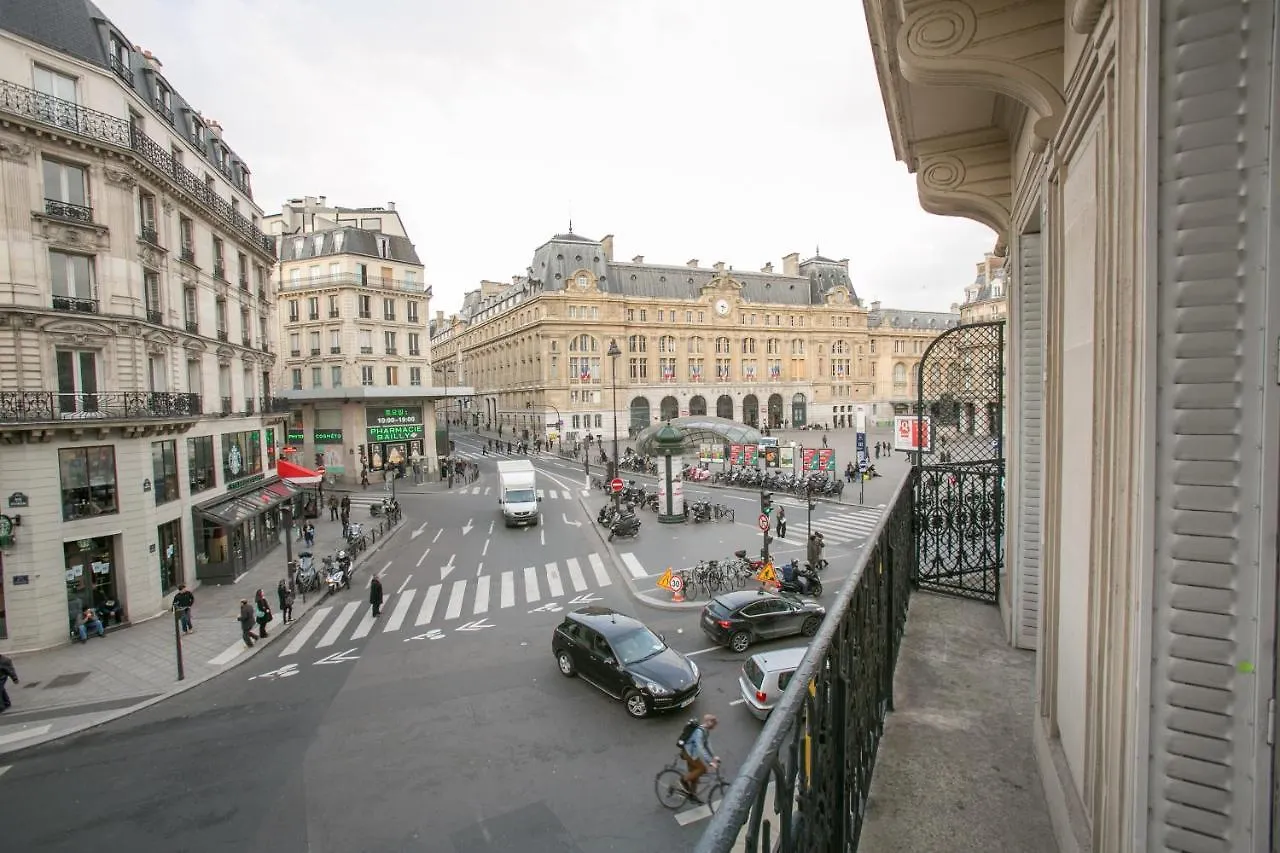 **  פריז Hotel Bellevue Saint-Lazare צרפת