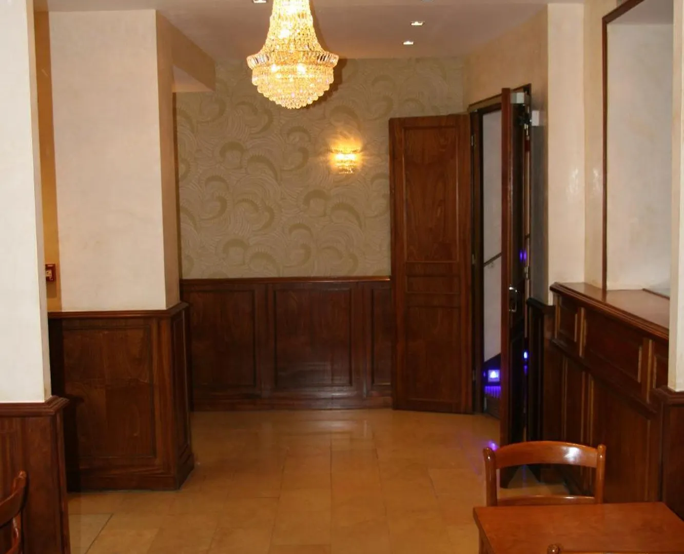 Hotel Bellevue Saint-Lazare Paris 2*,  França